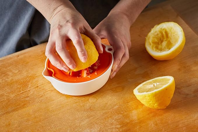 Fiskars Fruit Juicer, With Container, Diameter: 11.9 cm, Synthetic Material, Functional Form, White/Orange, 1016125