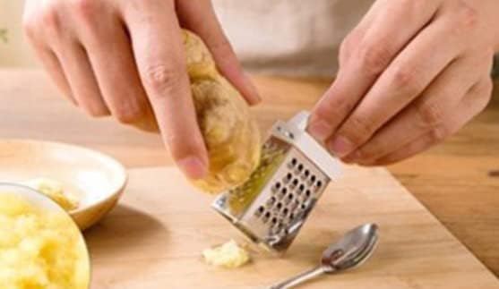 Mini Grater, Stainless Steel Cheese Ginger Vegetable Spices Small Grater for Kitchen (Rose)