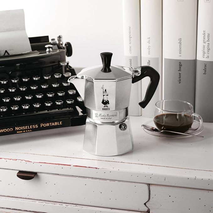 Bialetti - Moka Express: Iconic Stovetop Espresso Maker, Makes Real Italian Coffee, Moka Pot 12 Cups (22 Oz - 670 Ml), Aluminium, Silver