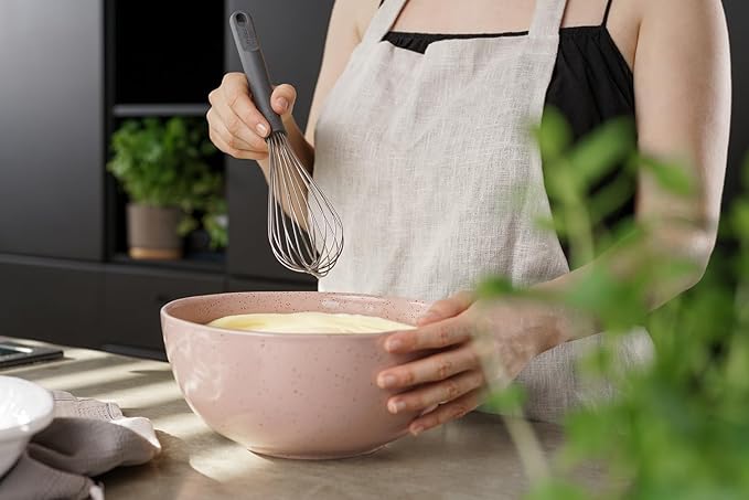 Zyliss Balloon Whisk - Sustainable Wheatstraw Handle Wire Head Whisk - Nonstick Heat-Resistant Cooking Tool for Whisking, Beating, & Mixing Cookware - Easy to Use - 11.8" x 2.5" - Beluga Grey - Large