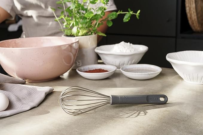 Zyliss Hand Whisk - Sustainable Wheat Straw & Stainless Steel - Balloon Whisk with Grip Lines - Dishwasher Safe - Ideal for Cooking, Mixing, Beating Eggs - Beluga Grey, 26cm x 6cm - Medium
