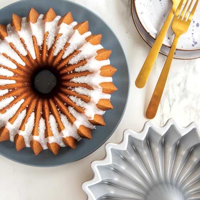 Nordic Ware Brilliance Bundt, 10 Cup, Gold