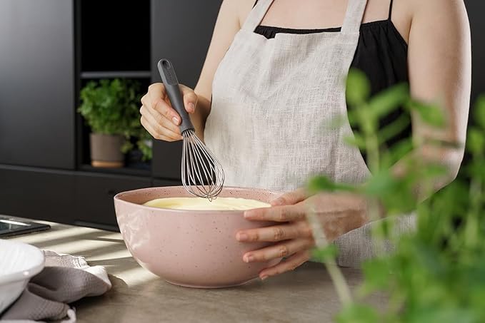 Zyliss Hand Whisk - Sustainable Wheat Straw & Stainless Steel - Balloon Whisk with Grip Lines - Dishwasher Safe - Ideal for Cooking, Mixing, Beating Eggs - Beluga Grey, 26cm x 6cm - Medium