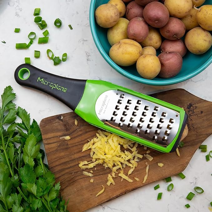 Microplane Artisan Series Extra Coarse Grater – Ideal for Semi-Soft Cheese, Potatoes, Zucchini (Green)