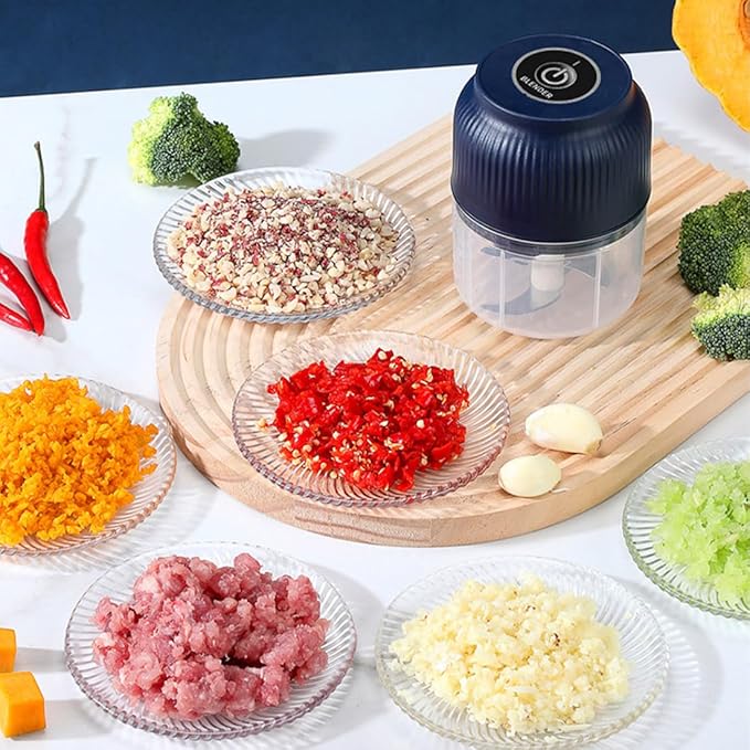 Electric Garlic Chopper, Mini Portable Veggie Chopper, Electric Onion Grinder with 6 Sharp Blade, Mini Food Processor with Container for Mashing Onion, Garlic, Chili, Ginger (1PC*White)