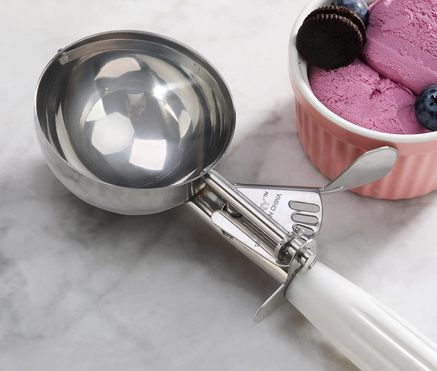 New Star Foodservice 34745 Commercial-Grade Thumb Press Food Disher/Ice Cream Scoop, 18/8 Stainless Steel, 4.67 oz, Size 6, White