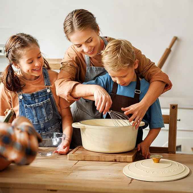 Overmont Enameled Cast Iron Dutch Oven - 7QT Pot with Lid Cookbook & Cotton Potholders - Heavy-Duty Cookware for Braising, Stews, Roasting, Bread Baking Cream White