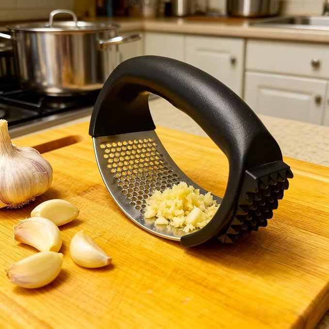 Garlic Press Equipped with Soft Ergonomic Handle, Easy to Crush Garlic, Easy to Clean, and Rust-resistant, Upgrade Black