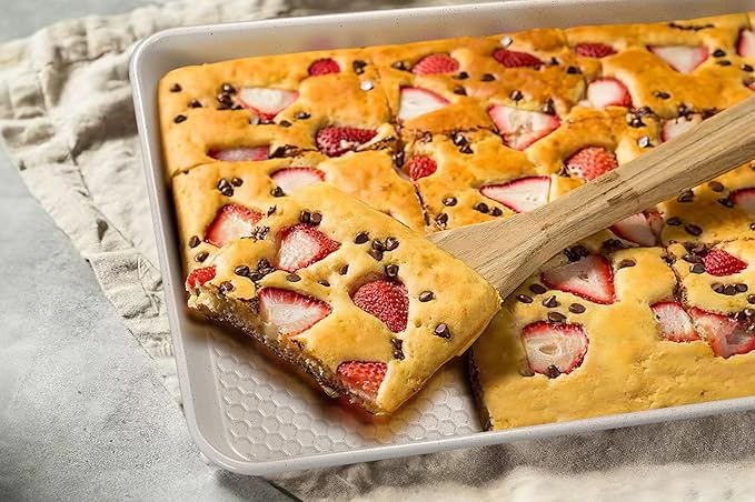 Wildone 2 Pack Half Sheet Baking Pans, Honeycomb Embossed Nonstick Baking Sheet 17.5x12 In, Thicker Carbon Steel Cookie Sheet, Even Heating & Warp Resistant, White