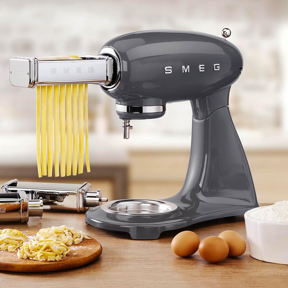 SMEG SMF03 Stand Mixer – 5 Qt Tilt-Head Mixer with Stainless Steel Bowl, 10 Speeds, Retro 50s Vintage Style – Gray
