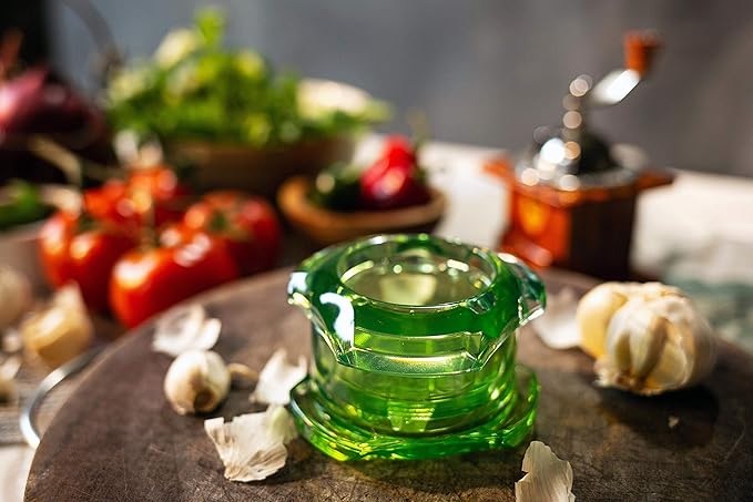 Nextrend Garlic Twister 4th Gen – Garlic Mincer & Garlic Press in One - for Ginger, Herbs, Nuts & more, BPA-Free, Dishwasher Safe, 3–5 Clove Capacity - Clear