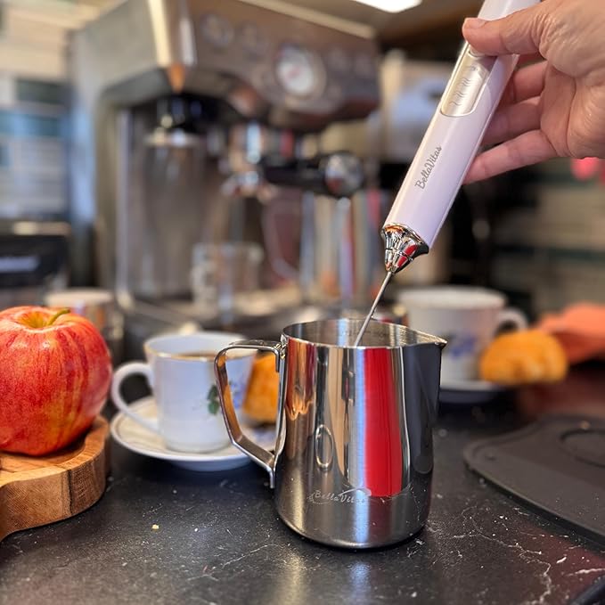 Milk Frothing Pitcher Set 20oz/600ml, 304 Stainless Steel Milk Frother Cup with Cocoa Shaker, Latte Art Pen, Stencils, Espresso Machine Accessories & Coffee Barista Tools Latte Pitcher Gift