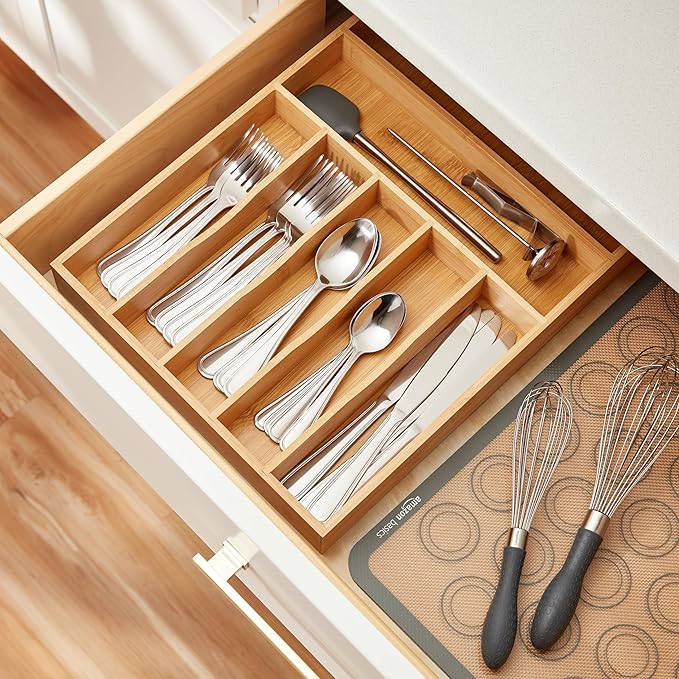 Amazon Basics Silverware Set, Stainless Steel Flatware, Dishwasher Safe, Service for 4, 20-Piece Forks and Spoons, Crown Edge, Everyday Use