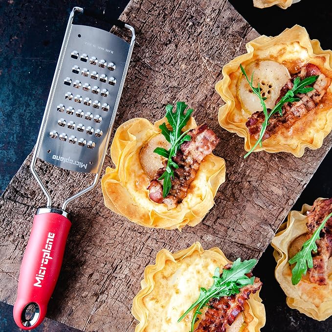 Microplane Gourmet Series Cheese Grater (Extra Coarse, Red)