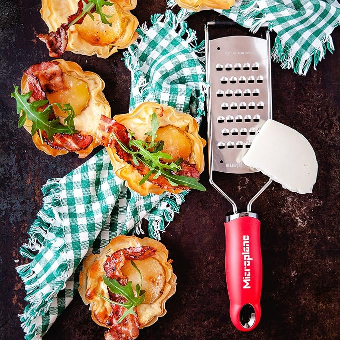 Microplane Gourmet Series Cheese Grater (Extra Coarse, Red)